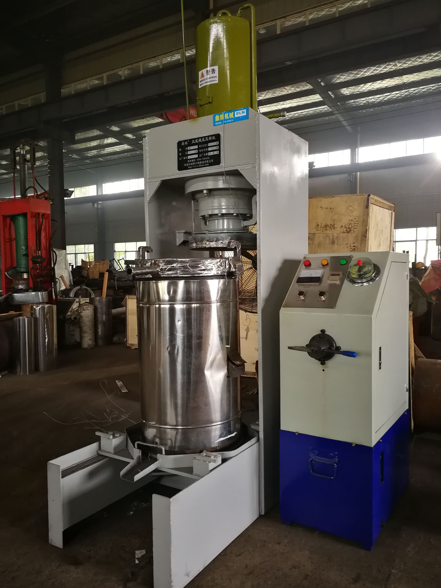 不銹鋼超高壓立式液壓壓榨機(jī)，果汁壓榨機(jī)，果渣壓榨機(jī)，藥材壓榨，油渣處理，白土壓榨